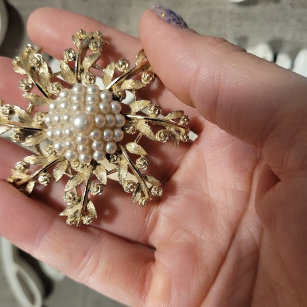 Vintage brooch *faux pearls*